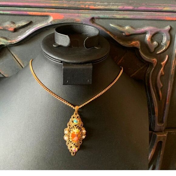 Lovely Porcelain Couple Cameo Necklace, in Antique Gold, Unsigned - Picture 3 of 7